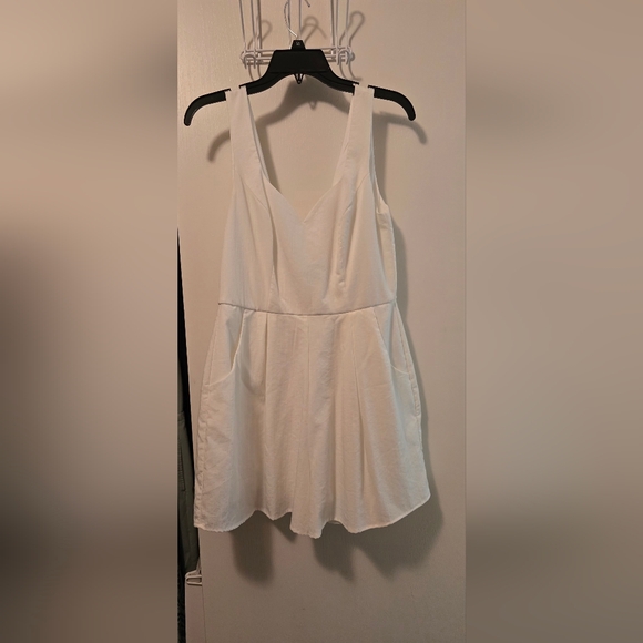 Trixxi Pants - White Pleated V-Neck Sundress for Weddings